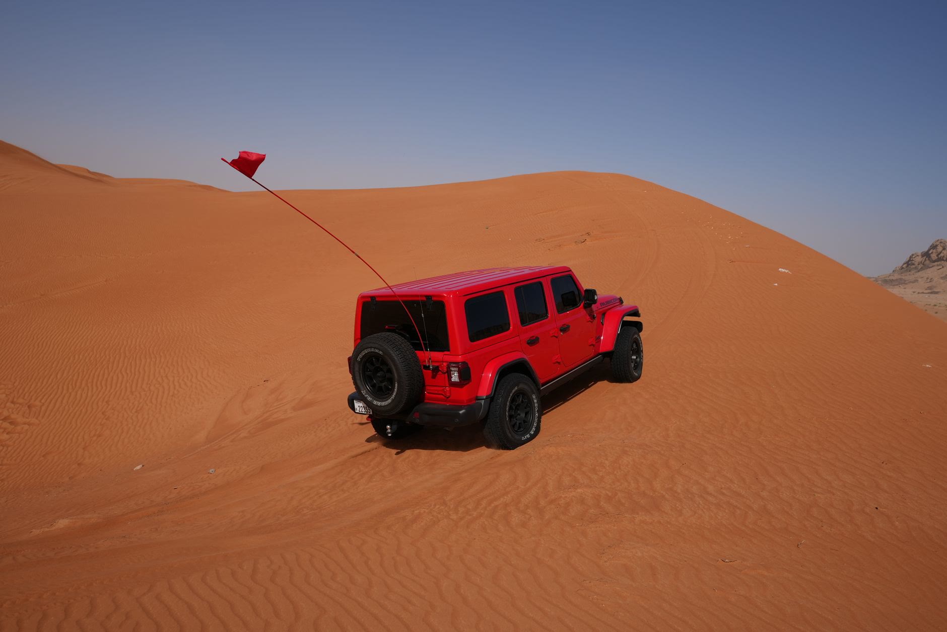 سيارة 4x4 تصعد الكثيب الكبير في عرق الشيقاقة
