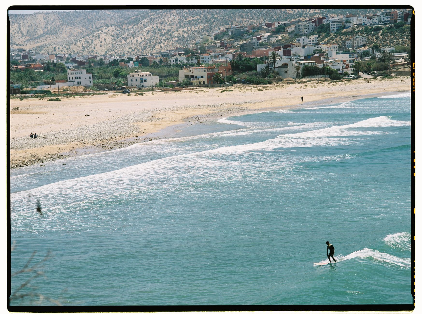Surfer che cavalca un'onda vicino ad Agadir