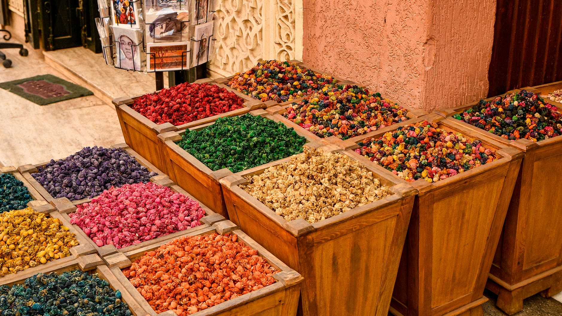 متزلجون على الرمال ينحدرون من كثيب