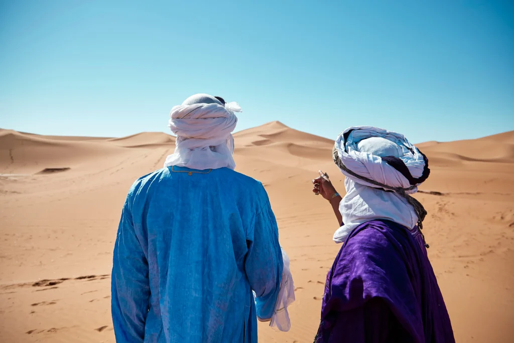 تموجات كثبان ذهبية في الصحراء الكبرى عند شروق الشمس بالمغرب
