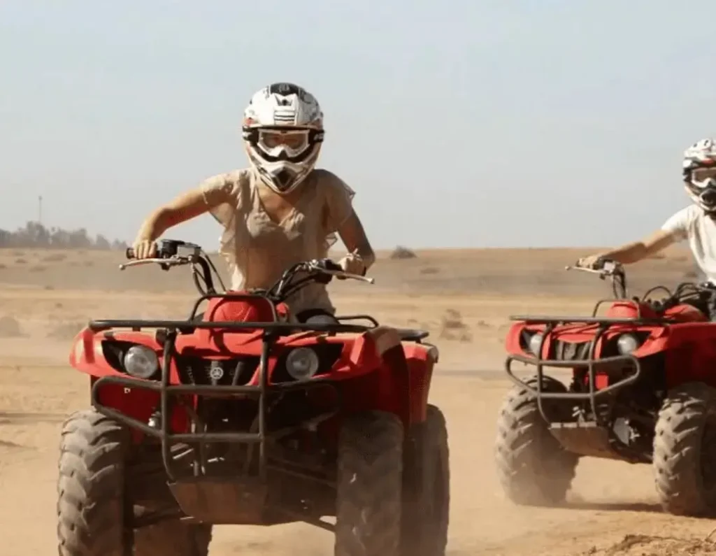 فرسان على الجمال يعبرون سهول أكفاي الصخرية