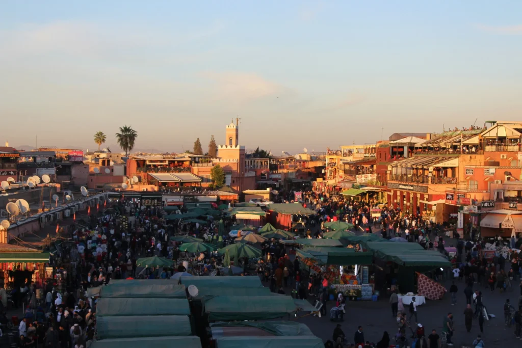 سجاد ملون منسوج يدوياً ومنتجات أمازيغية في سوق مغربي نابض بالحياة