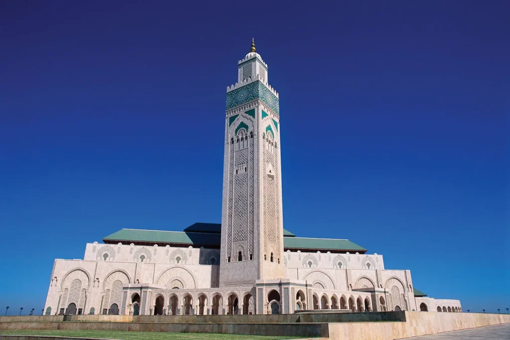 مسجد الحسن الثاني على الساحل الأطلسي للدار البيضاء بالمغرب