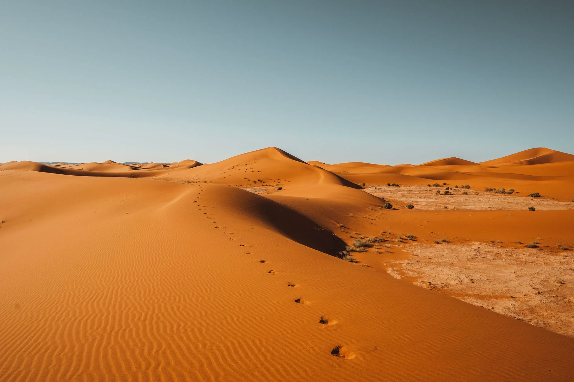 الغسق ينسدل على صحراء أكفاي