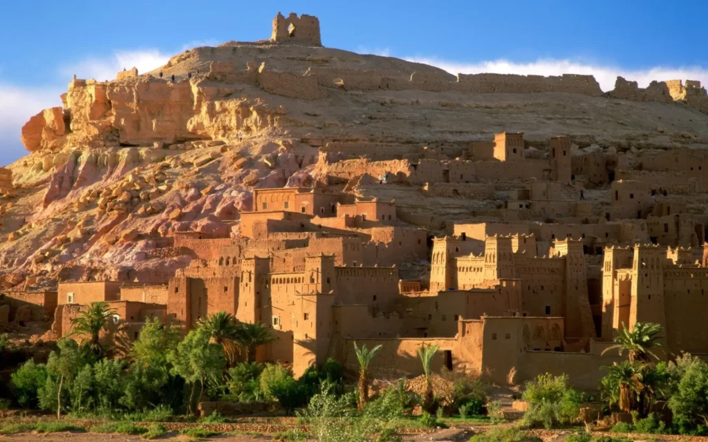 Paesaggio desertico marocchino acceso nell'ora dorata